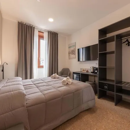 בית הארחה Auntieshouseroma 4*